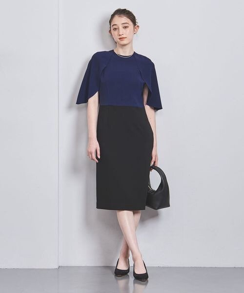 バイカラーワンピースを着た女性