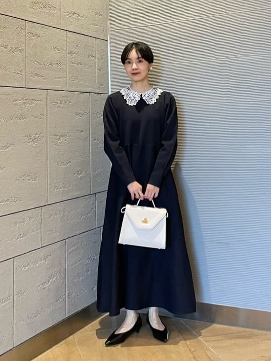 フリルワンピースを着た女性