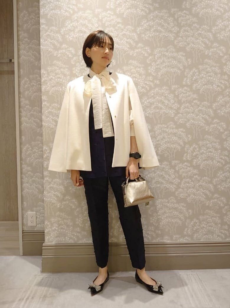 ブルーのワンピースを着た女性