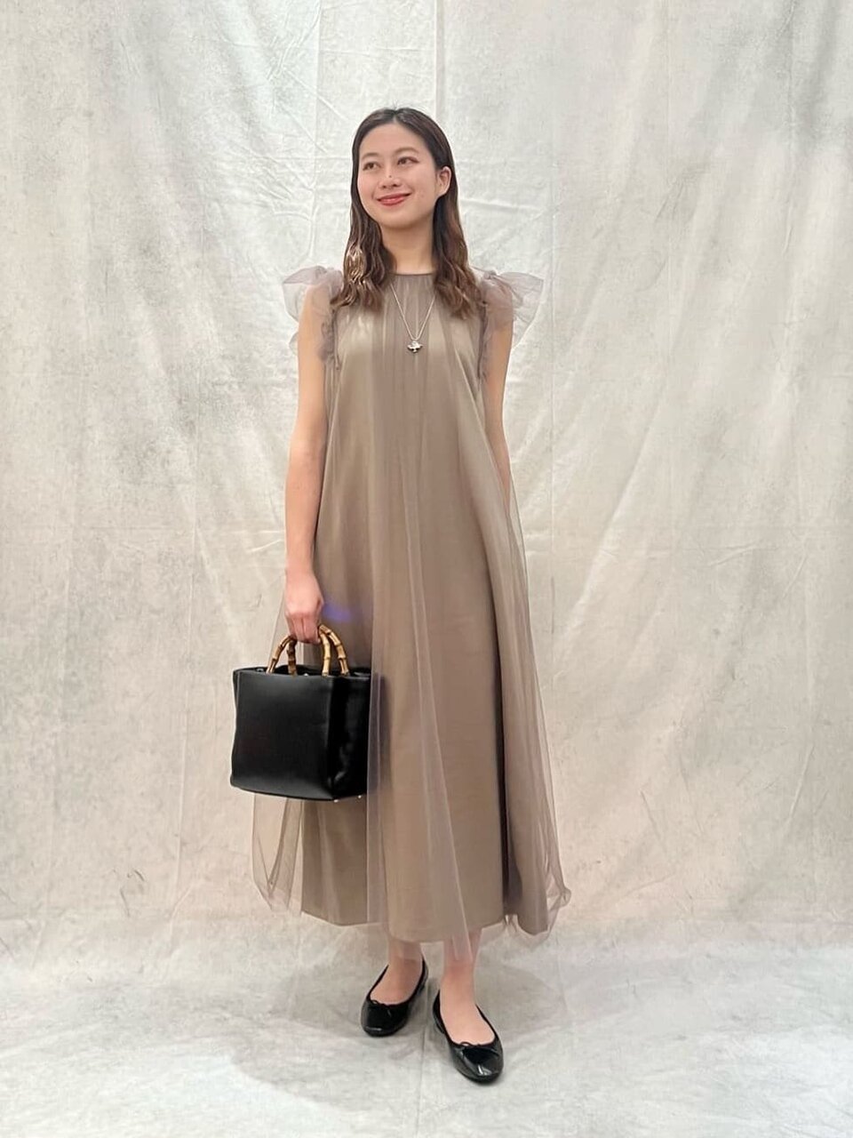 ブルーのワンピースを着た女性