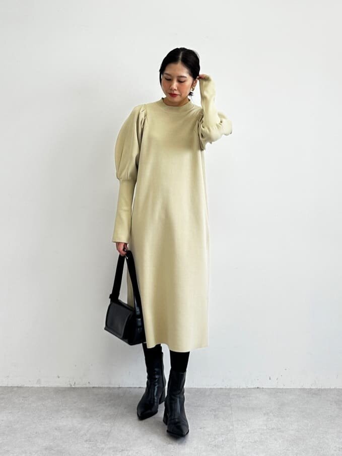 パフスリーブワンピースを着た女性