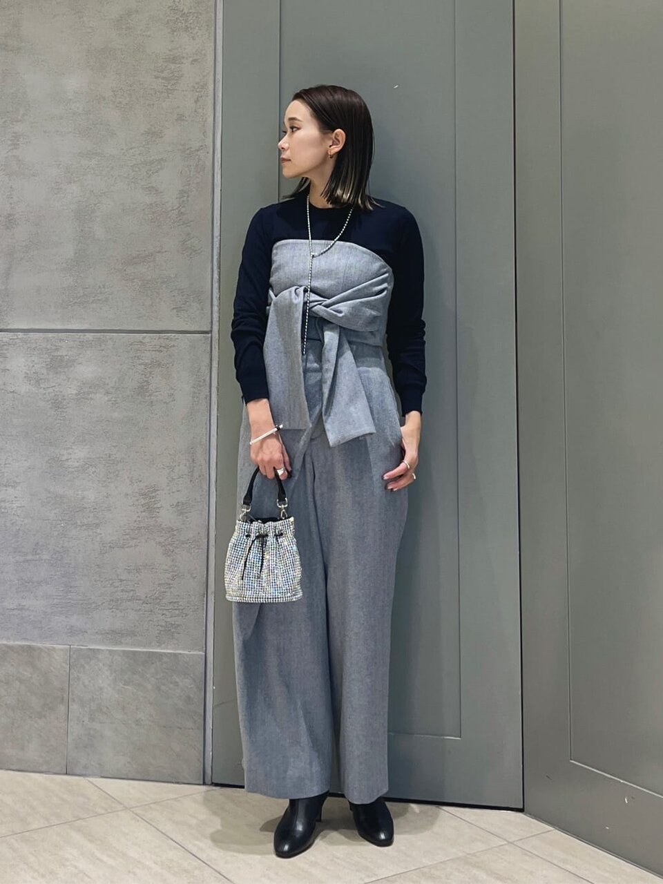 パフスリーブワンピースを着た女性