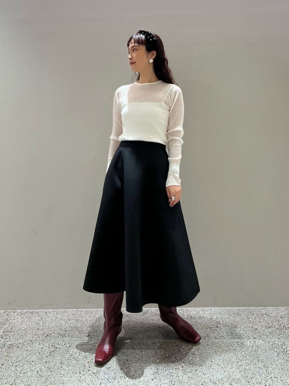 パフスリーブワンピースを着た女性