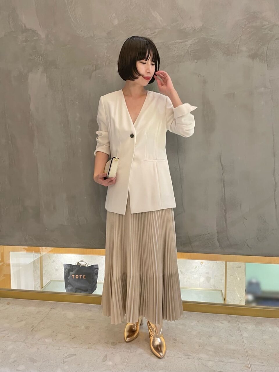 パフスリーブワンピースを着た女性