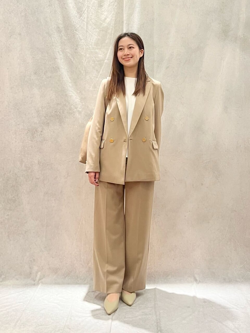 ジャケットセットアップを着た女性