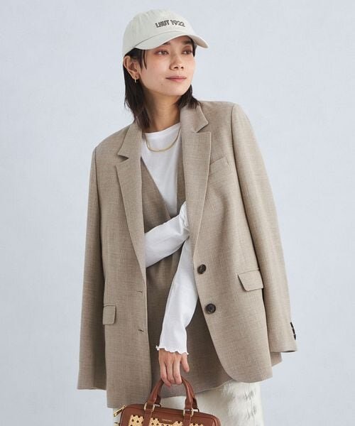 テーラードジャケットを着た女性