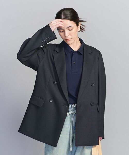 ダブルジャケットを着た女性