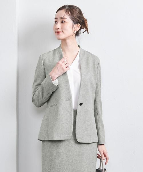 ノーカラージャケットを着た女性