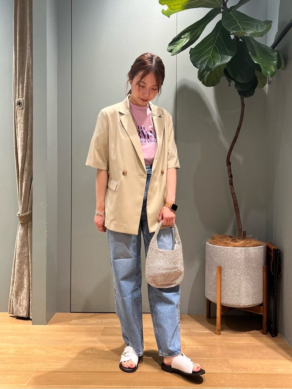 ジャケットとデニムパンツのコーデ