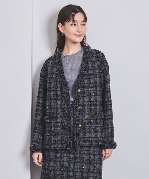 ツイードジャケットをきた女性