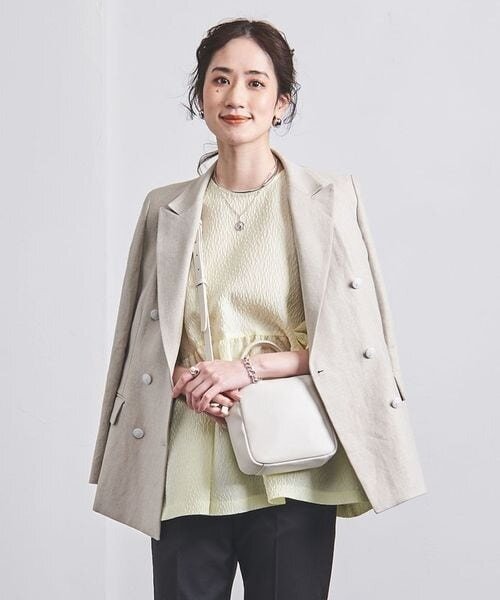 淡色でまとめたコーデの女性