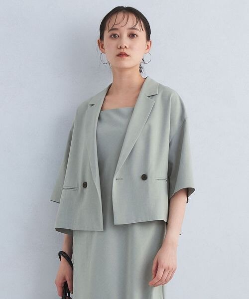 同系色のコーディネートをしている女性