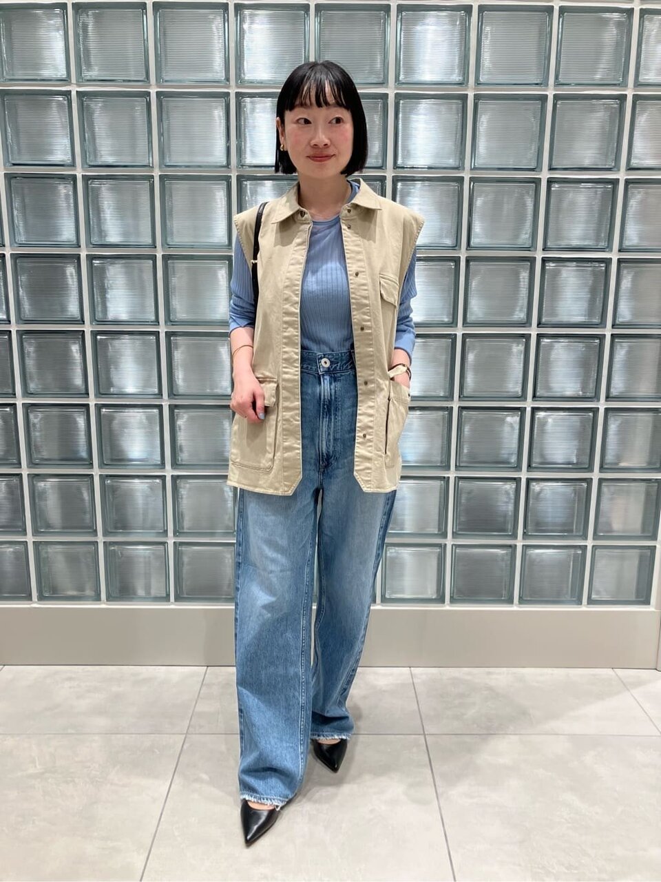 水色のニット×ベージュのベスト