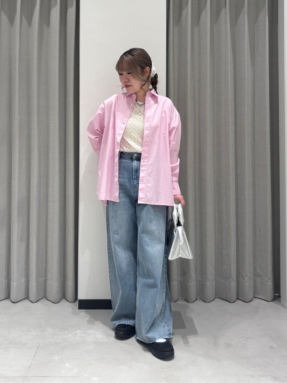 ピンクシャツ×ワイドデニムパンツのコーデ