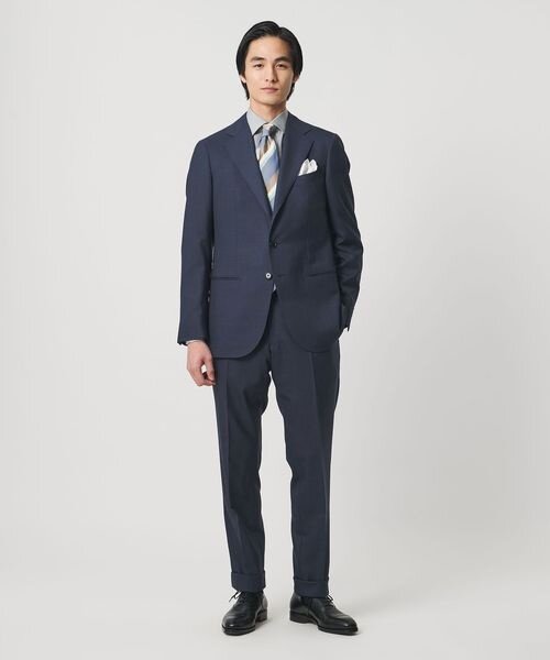 ダークスーツをドレスアップした男性