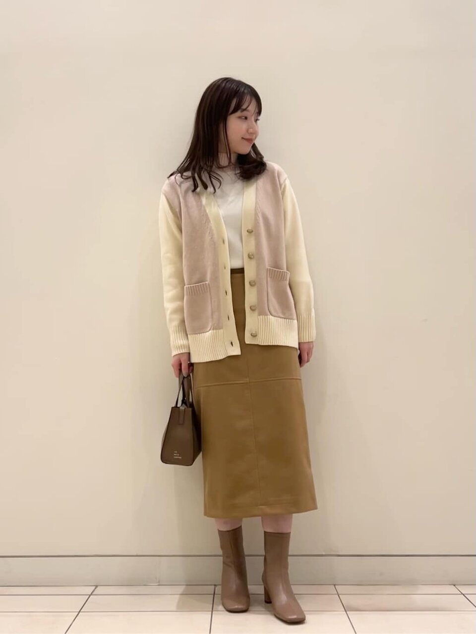 ベージュのカーディガン×タイトスカートのコーデ