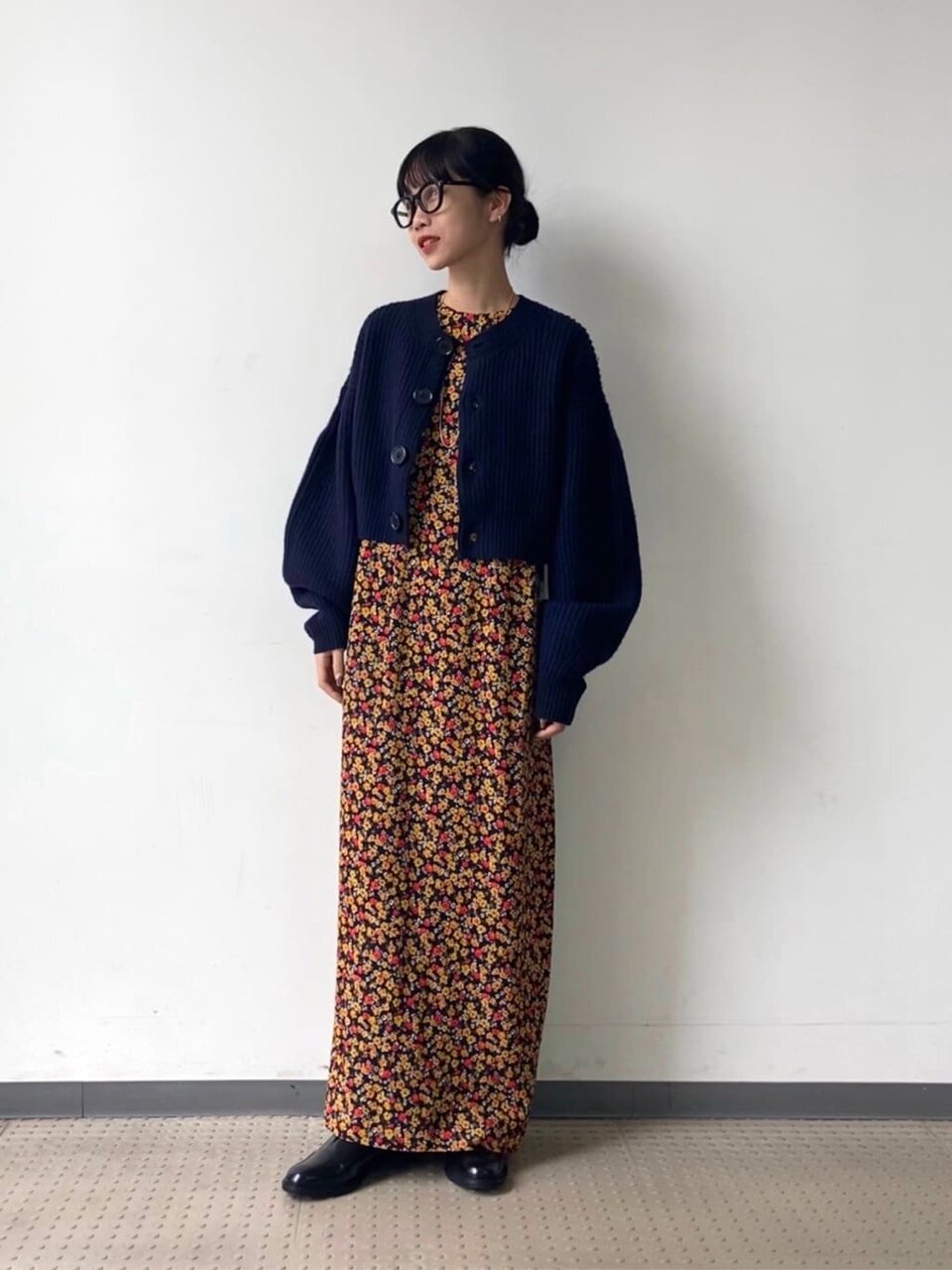 ネイビーのカーディガン×花柄ワンピースのコーデ