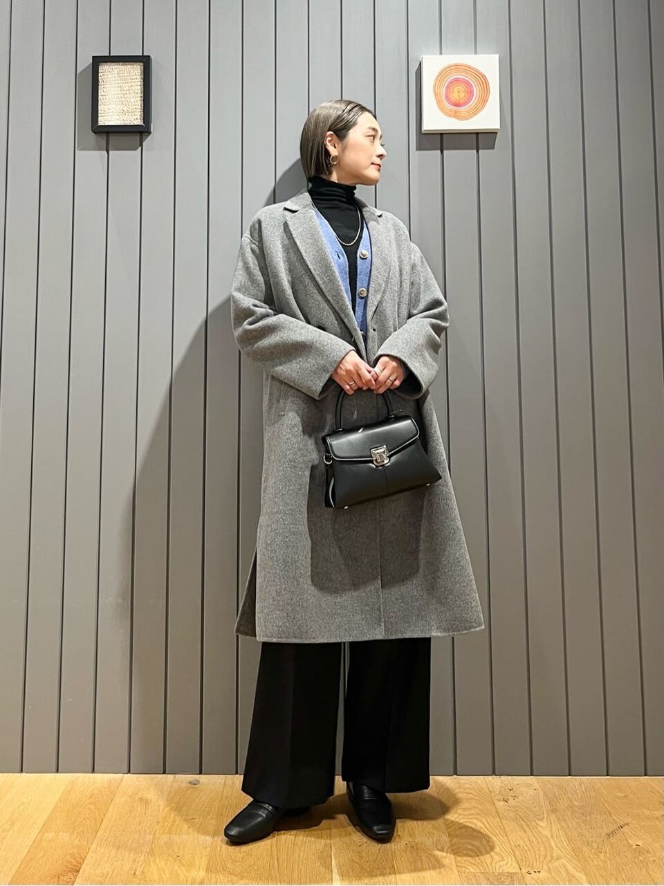 コバルトブルーのカーディガン×スラックスのコーデ