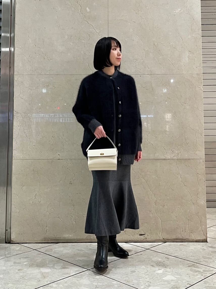 黒のカーディガン×ペプラムワンピースのコーデ
