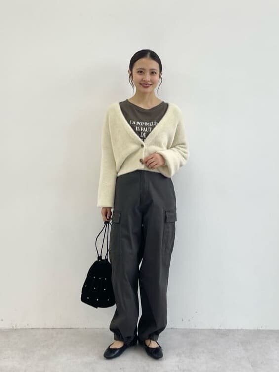 ナチュラルカラーのカーディガン×カーゴパンツのコーデ