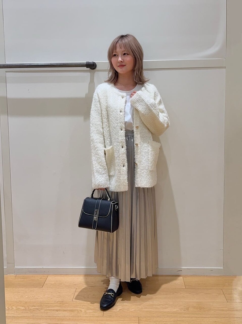オフホワイトのカーディガン×プリーツスカートのコーデ