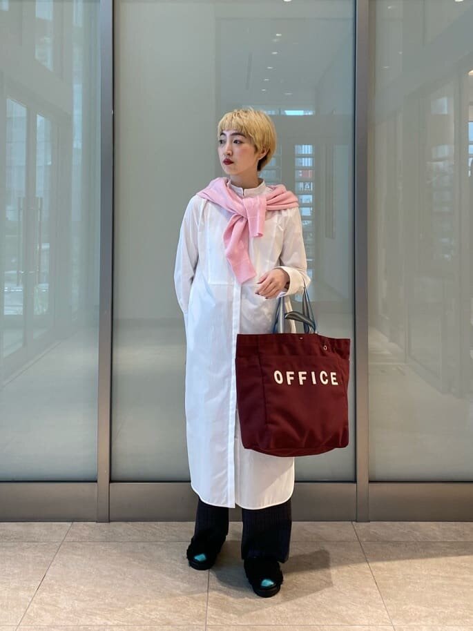 ライトピンクのカーディガン×シャツワンピースのコーデ