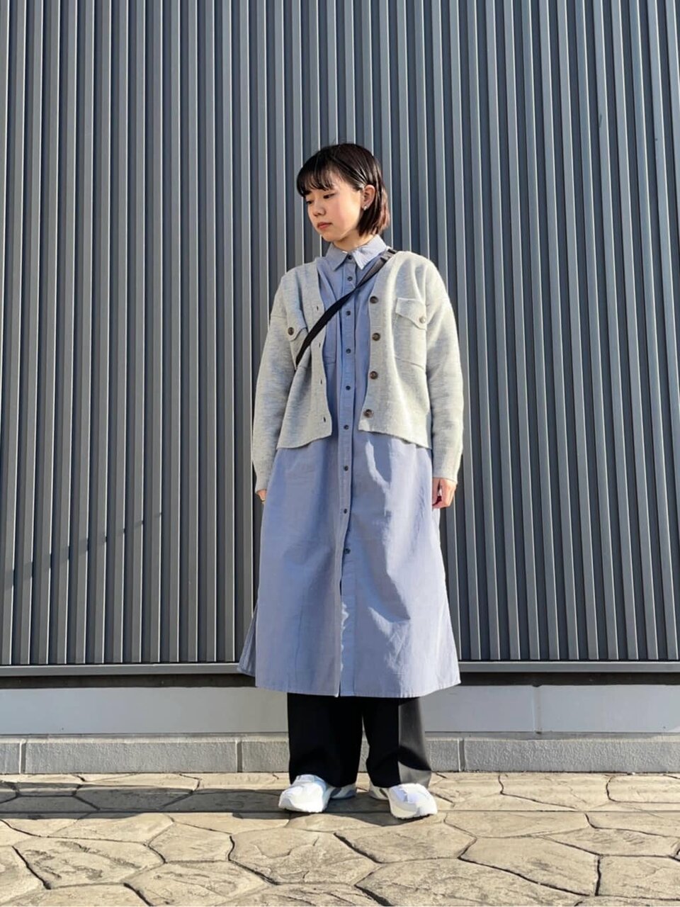 グレーのカーディガン×コーデュロイワンピースのコーデ