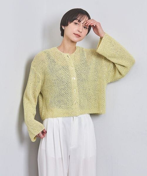 透け感のあるカーディガンを着ている女性