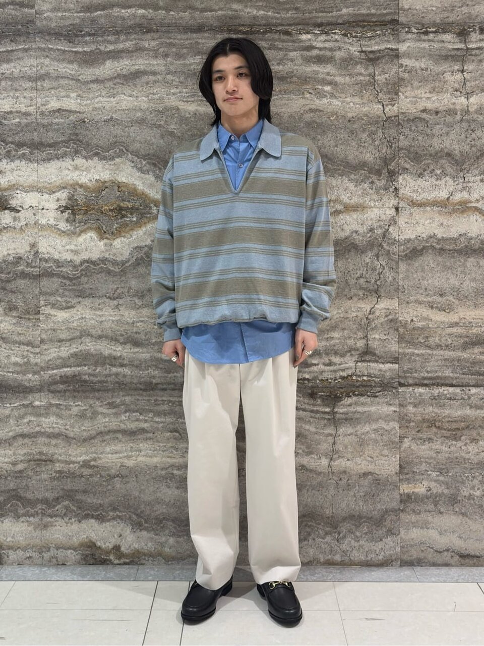 スキッパートップス×チノパンツのコーデ