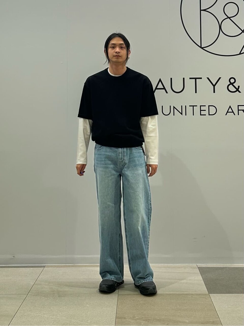 ニットTシャツ×デニムパンツのコーデ