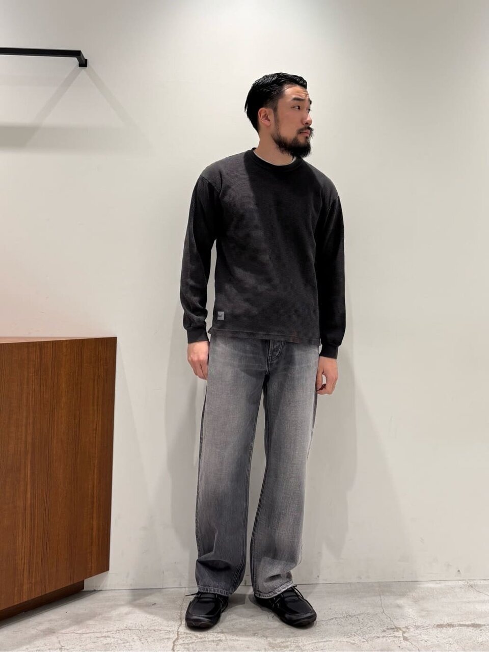 サーマルカットソー×デニムパンツのコーデ