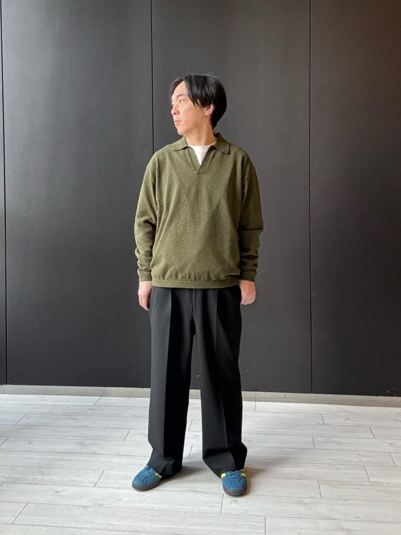  ポロスキッパーニット×スラックスのコーデ