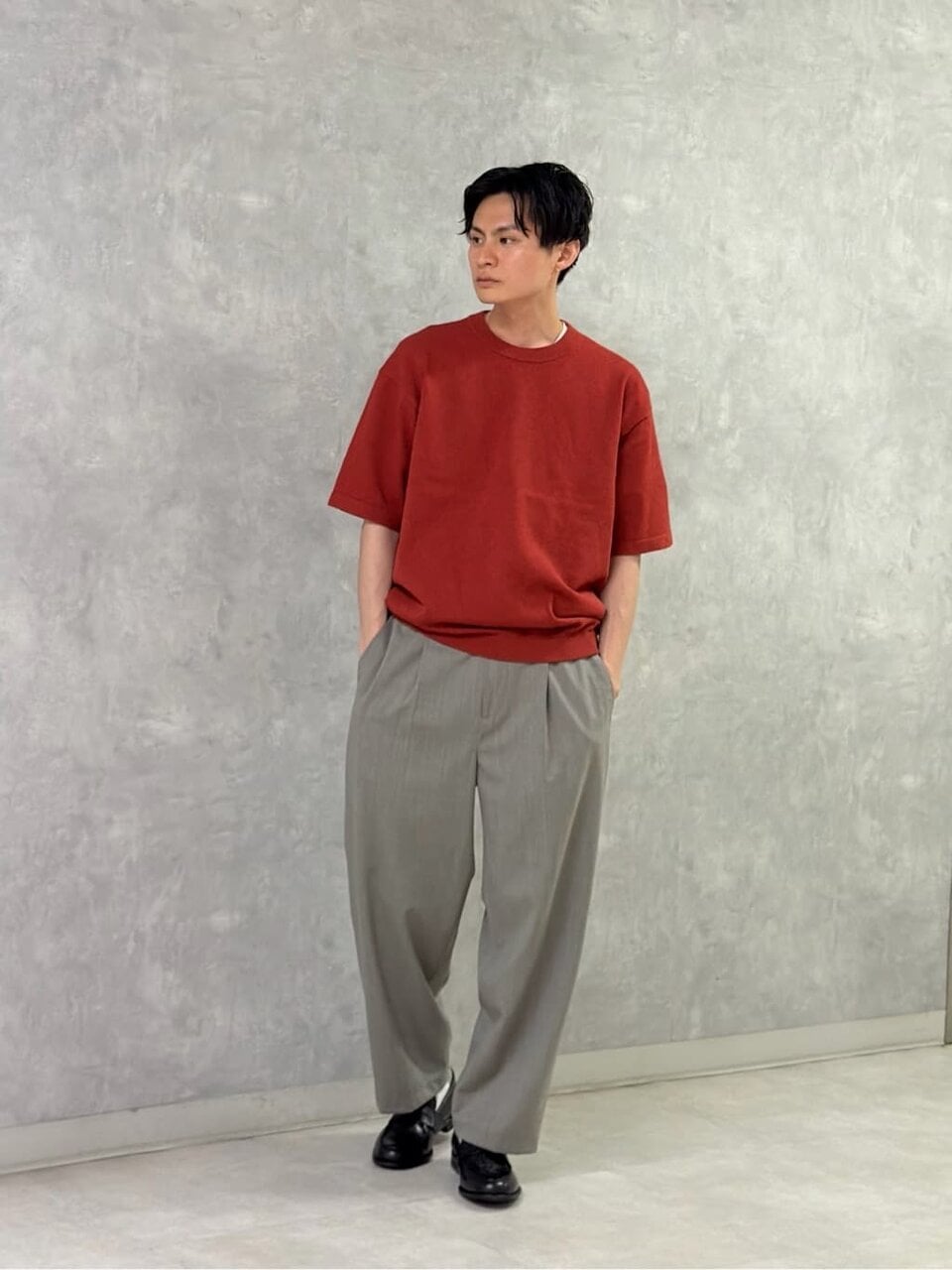 半袖ニットを着た男性