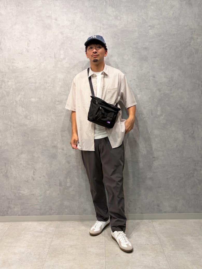 シャツを羽織った男性