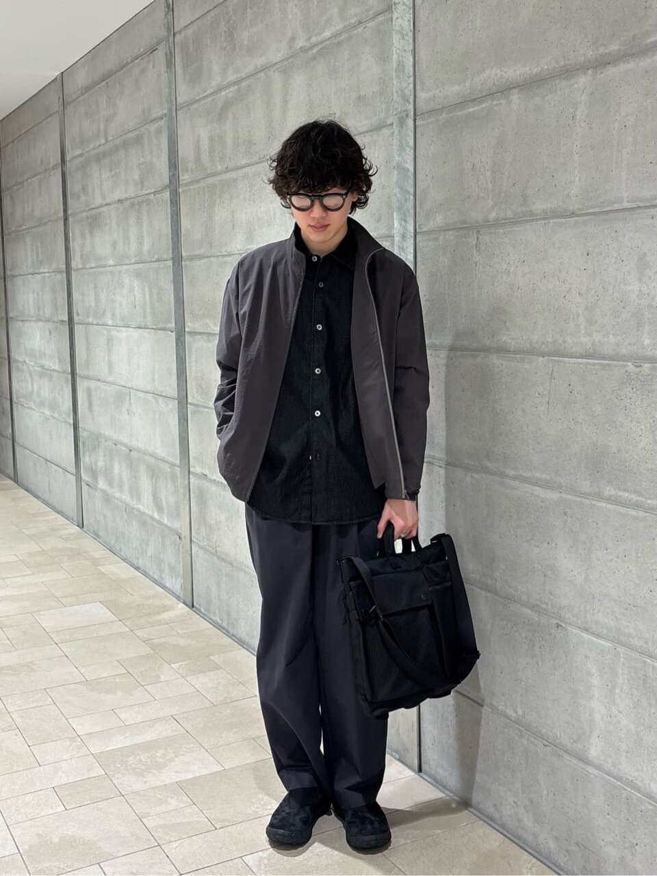 ブルゾンを着た男性