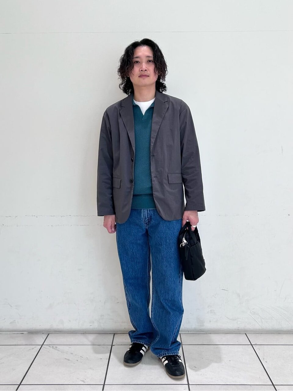 ジャケットを着た男性