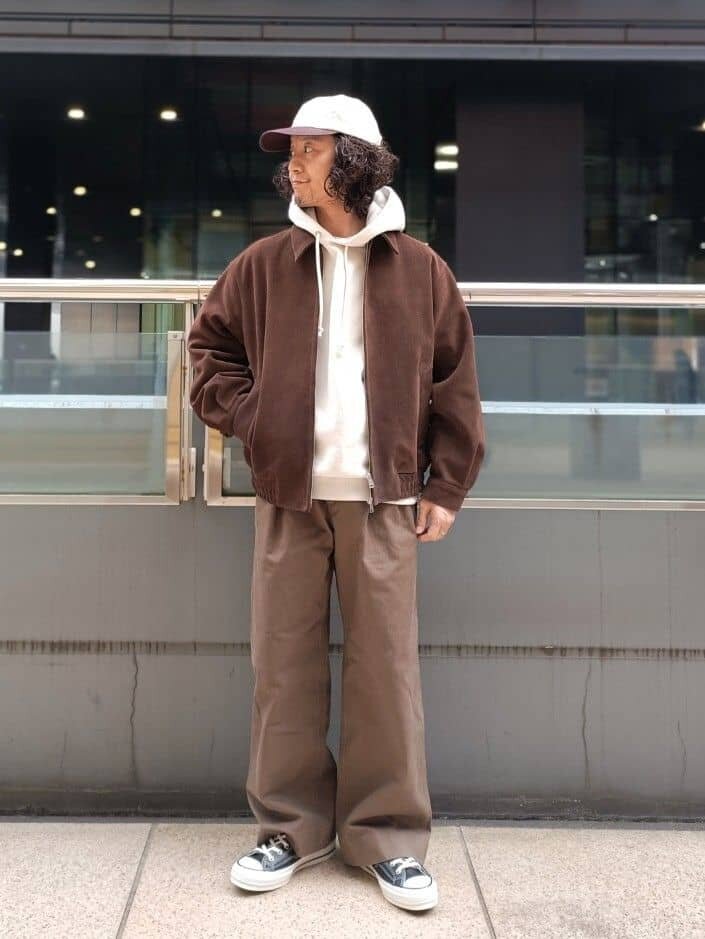 ブルゾンを着た男性