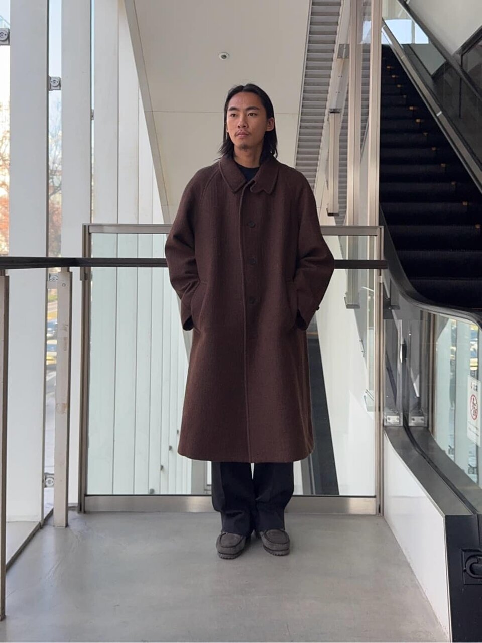 ステンカラーコートを着た男性