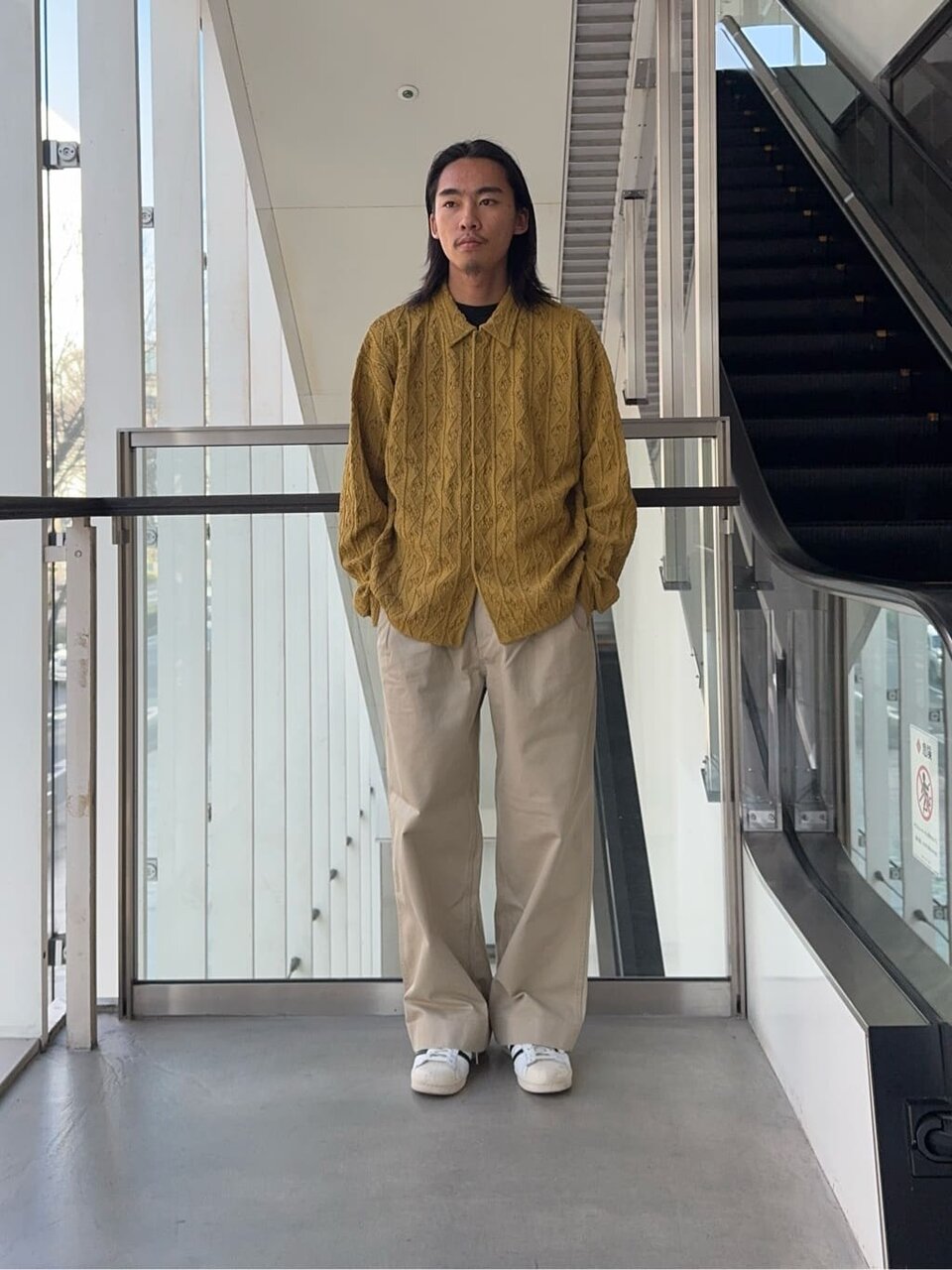 ニットシャツを着た男性