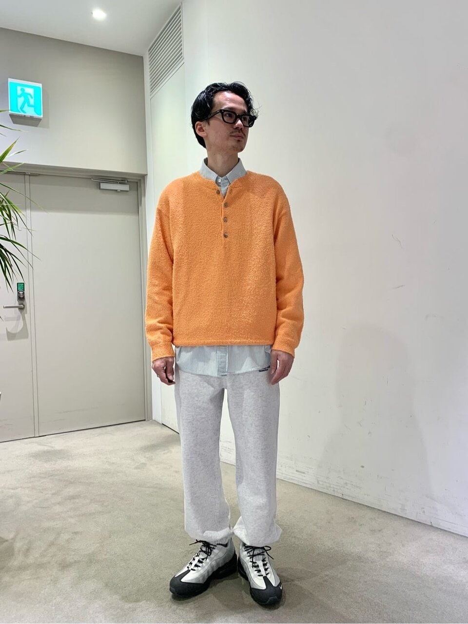 ニットを着た男性