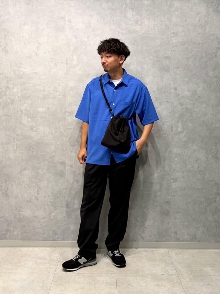 シャツを着た男性