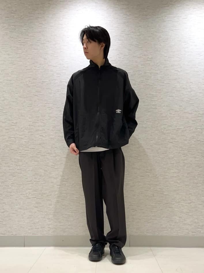 スタンドジャケットを着た男性