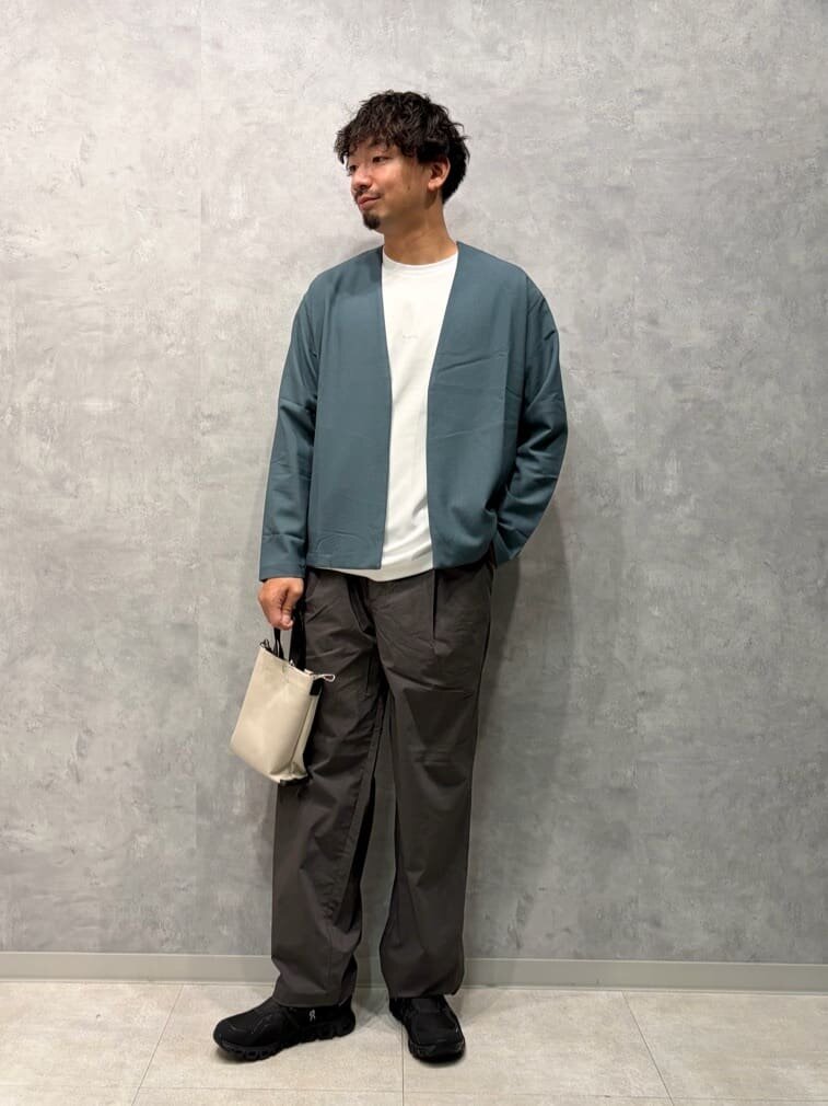 カーディガンを着た男性