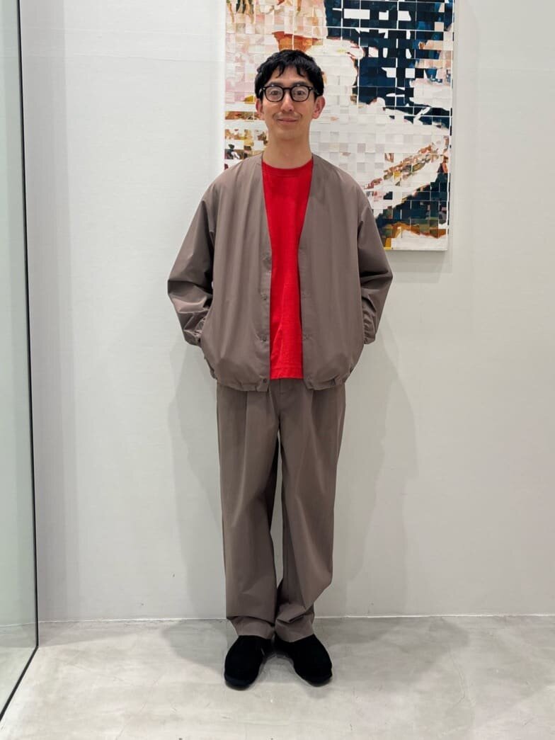カーディガンを着た男性