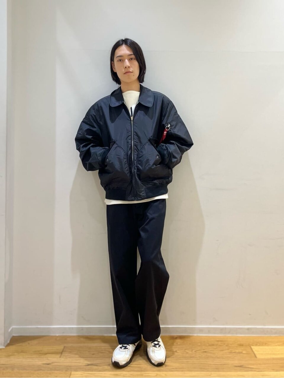 フライトジャケットを着た男性