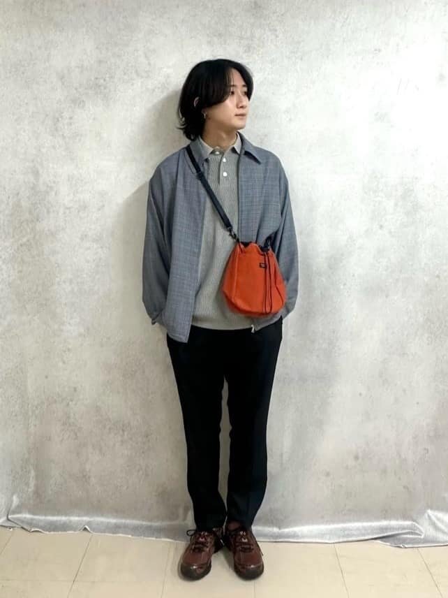 ショート丈ジャケットを着た男性