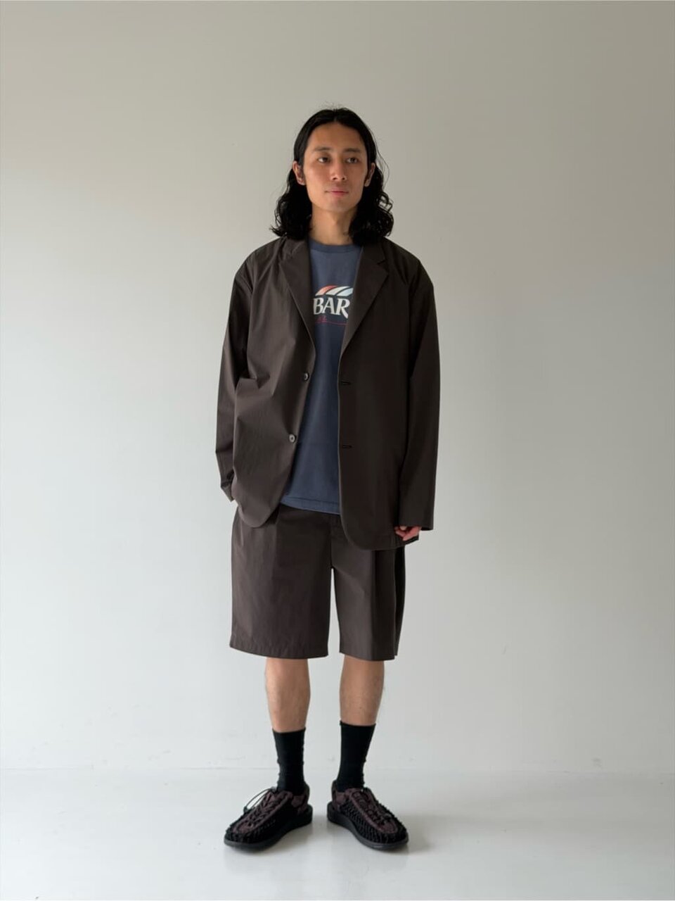 ショートパンツを履いた男性