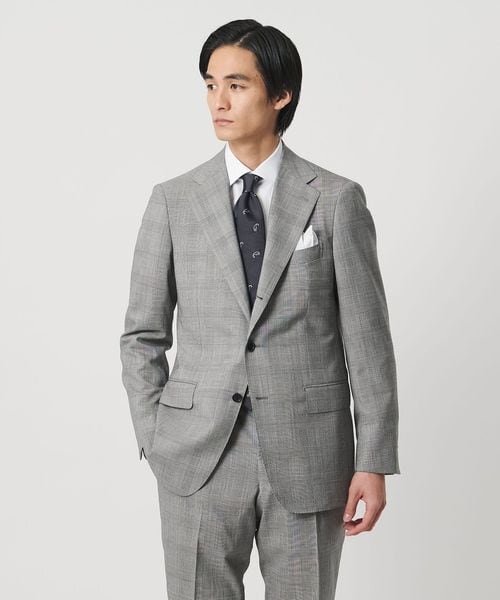 軽いウールスーツを着た男性