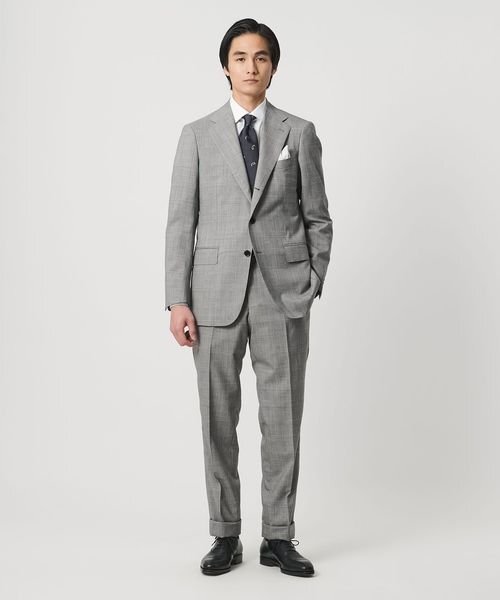グレンチェックのスーツを着た男性