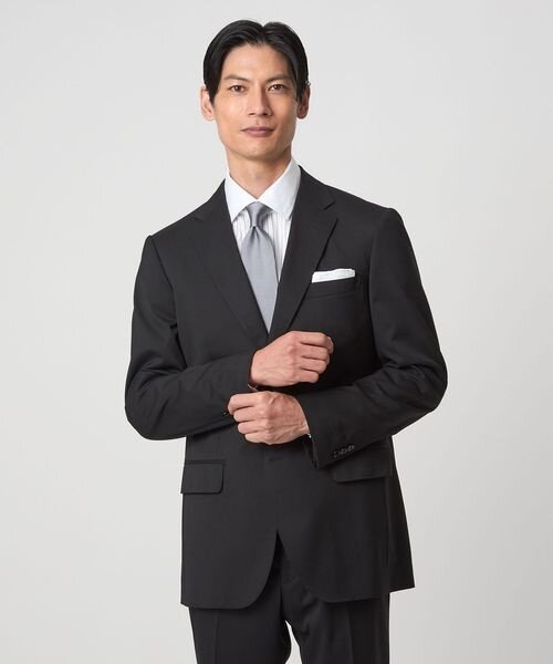 ブラックのスーツを着た男性